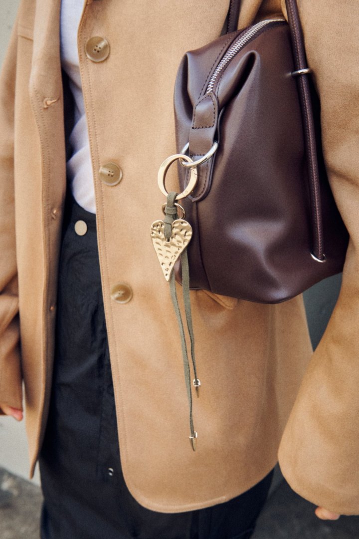 エッジー ハート スエード スレッド チャーム