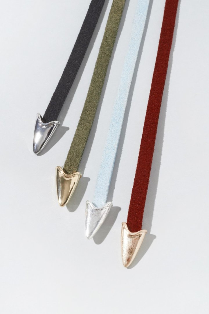 エッジー ハート スエード スレッド チャーム