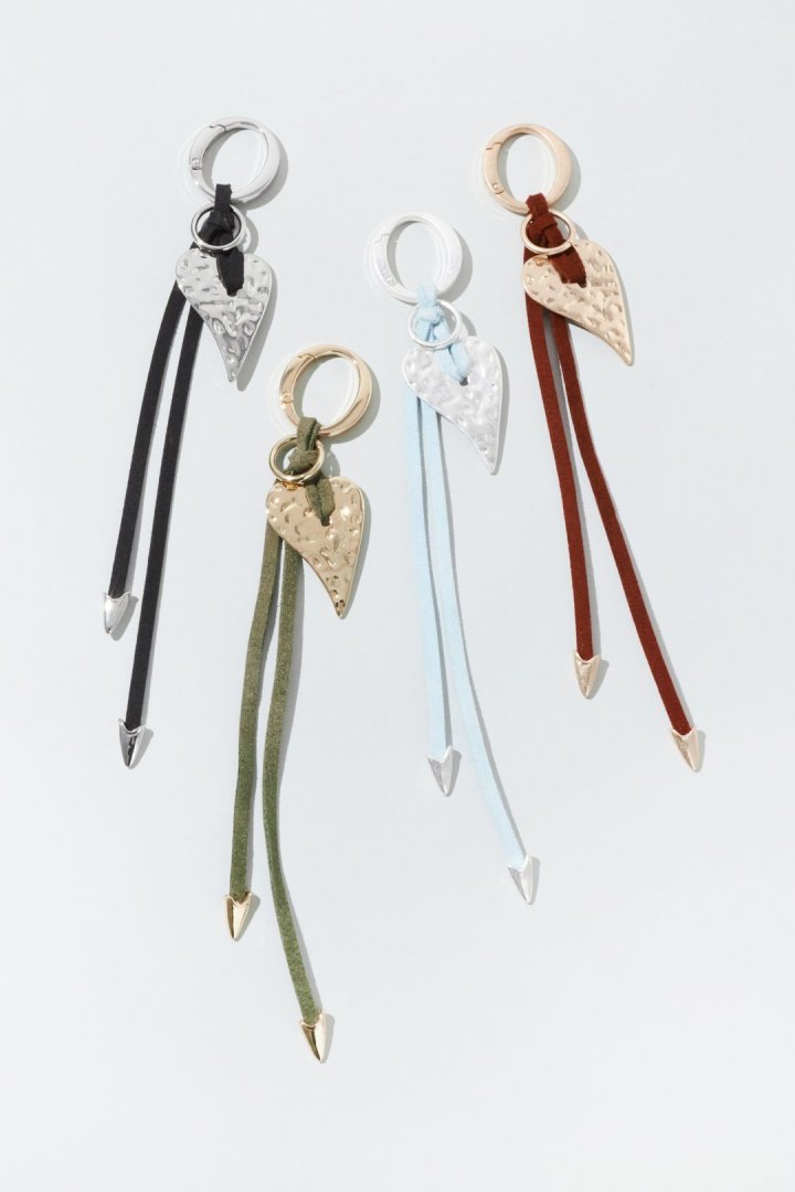 エッジー ハート スエード スレッド チャーム