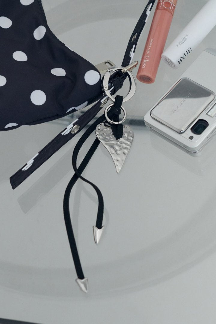 エッジー ハート スエード スレッド チャーム