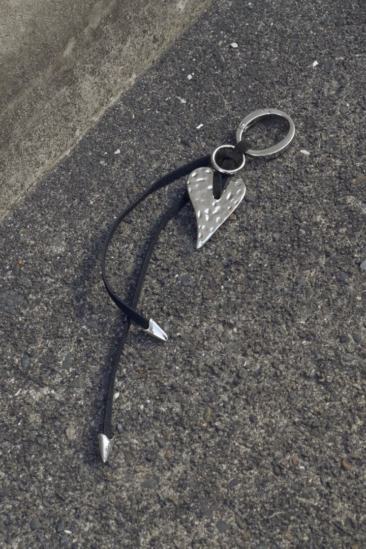 エッジー ハート スエード スレッド チャーム