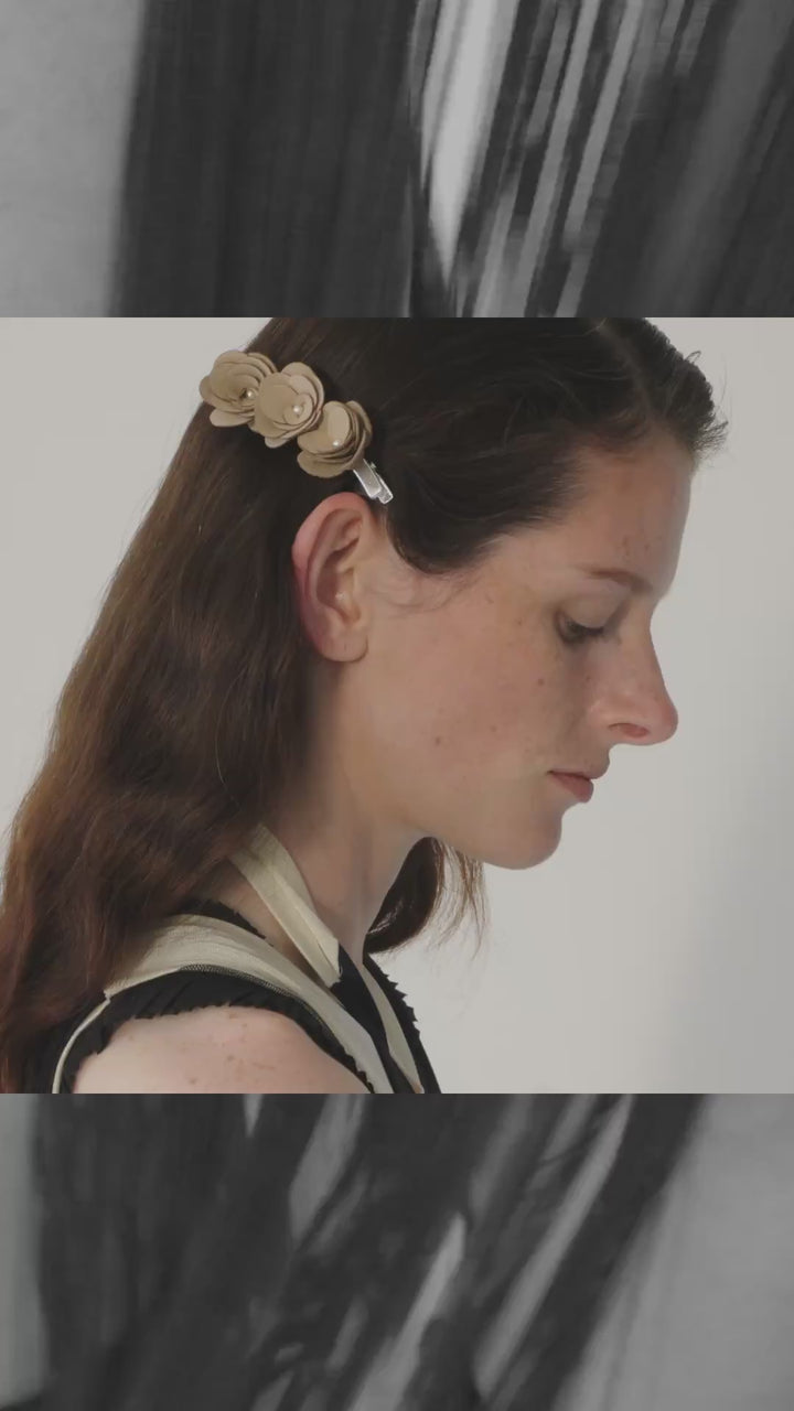 スエード ローズ ヘアー クリップ