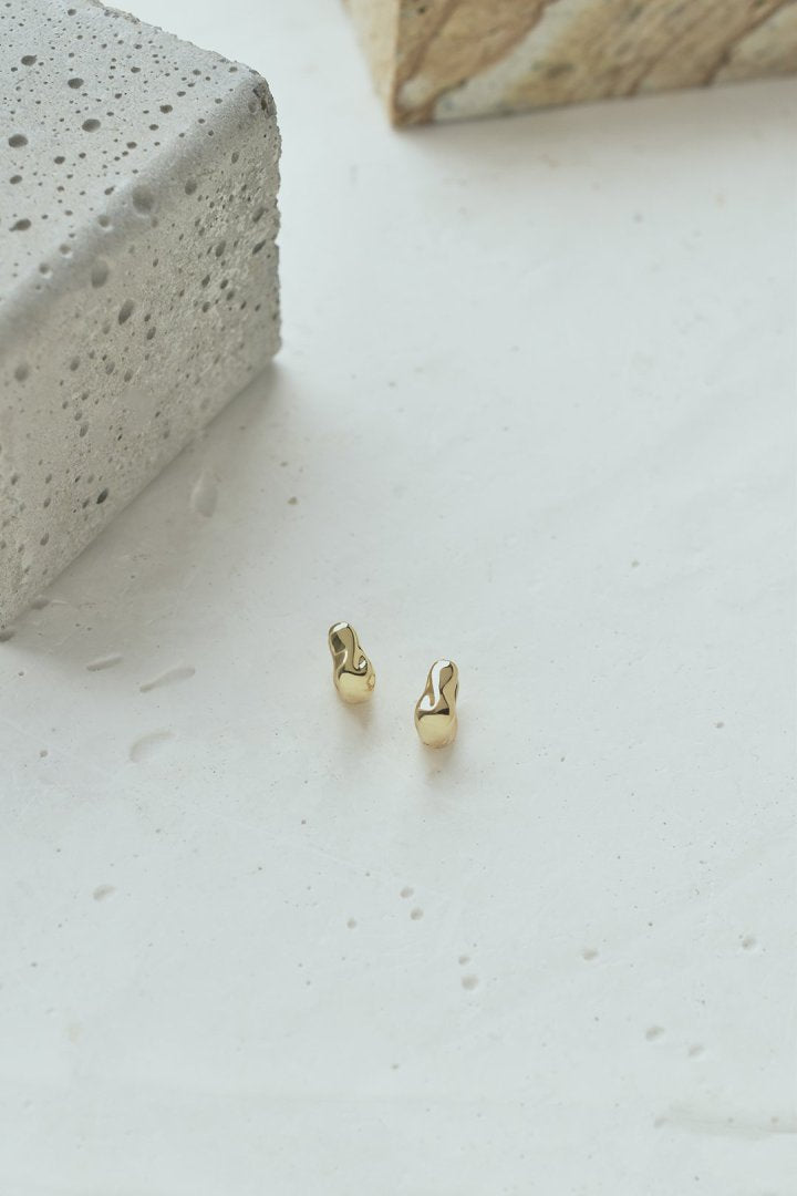 スクエア シェイプ メタル ミニ ワンタッチ ピアス – GOLDY Onlinestore