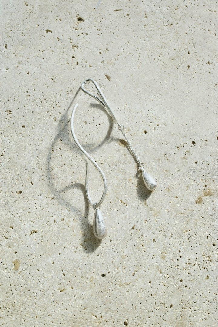 ツイスト ライン × ドロップ アシンメトリー ピアス – GOLDY Onlinestore